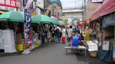 Hakodate / Japonya - Temmuz 2019: Hakodate, Hokkaido, Japonya, Asya 'da Hakodate Asaichi' yi (Sabah Pazarı) ziyaret eden insan ve turistler. Japon kültürü ve geleneksel yaşam tarzı