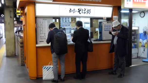 2019年7月 日本の通勤者が北海道札幌駅内の小さなレストランで朝食とランチに麺スープを食べる — ストック動画