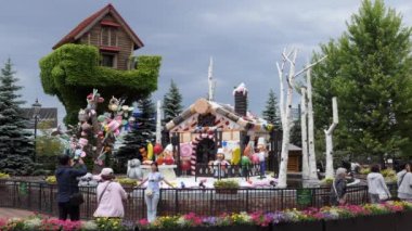 Sapporo / Japonya - Temmuz 2019: Japonya, Hokkaido, Japonya 'daki Ishiya Çikolata Fabrikası' nın Shiroi Koibito Parkı manzarası. Turistler, insanlar ve eğlence parkı