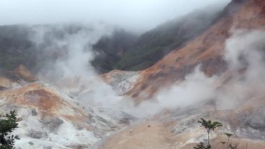 Jigokudani ya da Noboribetsu Onsen yakınlarındaki Cehennem Vadisi, Hokkaido, Japonya, Asya 'daki ünlü şehir. Japon şehri kaplıcaları, jeotermal aktiviteleri ve onsen ile ünlüdür.