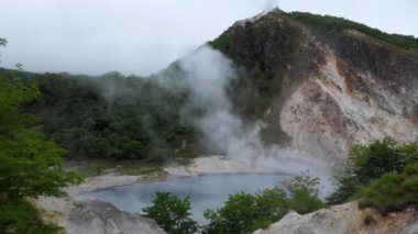 Noboribetsu Onsen yakınlarındaki Oyunuma Gölü, Hokkaido, Japonya, Asya 'daki ünlü şehir. Japon şehri kaplıcaları, jeotermal aktiviteleri ve onsen ile ünlüdür.