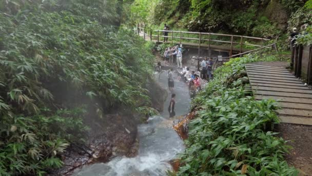 Noboribetsu Japon Juillet 2019 Bain Pieds Naturel Oyunumagawa Près Jigokudani — Video