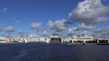 Okinawa Adası, Japonya, Asya 'daki Naha kentsel manzarası. Japon şehri limana giren gemiden görüldü. Deniz ve feribot