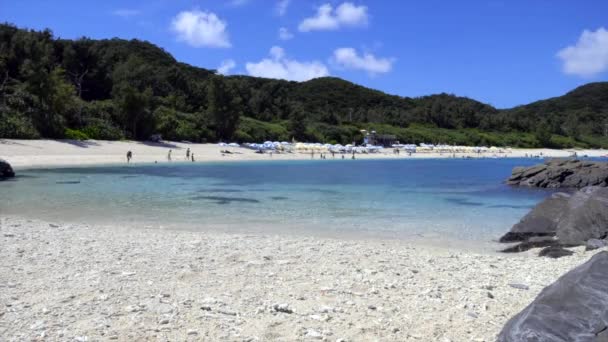 2019年7月 座間味島の古座間味ビーチの時間経過 慶良間諸島 アジア 日本の人々は 観光客の休暇中にリラックス泳ぐ サンゴ礁とクリスタルクリア海の水 — ストック動画