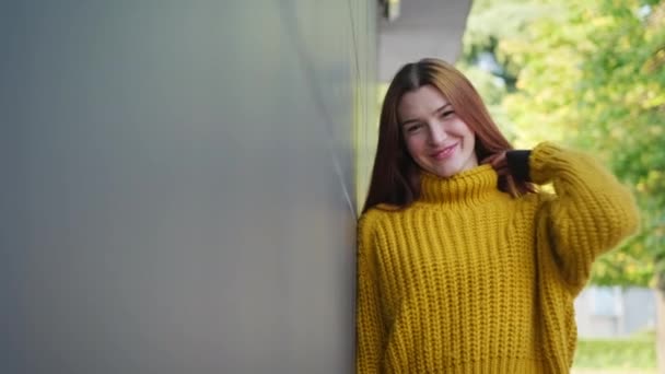 Portret van gelukkig jong roodharige vrouw glimlachen — Stockvideo