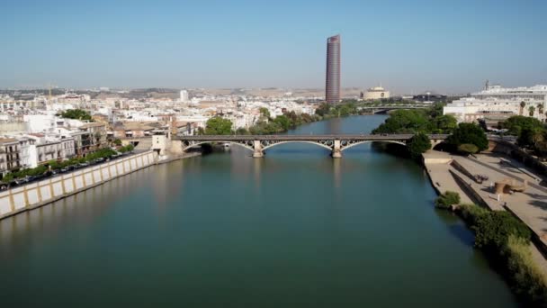 Vista aérea da ponte de Triana em Sevilha Espanha — Vídeo de Stock