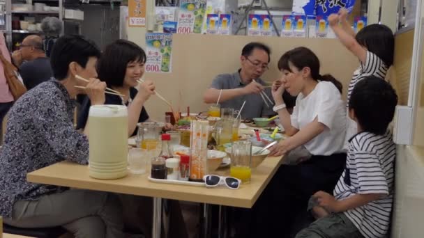 Okinawa Japan July 2019 Family People Eating Tuna Sushi Fresh — Stockvideo