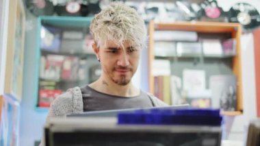 Plak Dükkanında Vinil Lp Seçen Genç Çift