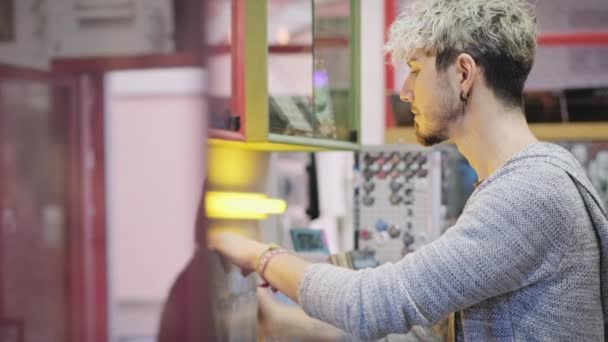 Молодий чоловік вибирає старовинний вініловий LP в магазині рекордів — стокове відео