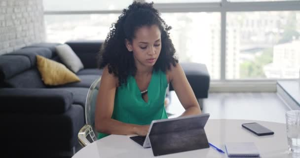 年轻的黑人女商人在家里用笔记本电脑工作 焦虑的女孩学习与Pc 紧张的非洲裔美国人和技术 — 图库视频影像