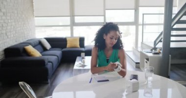 Genç siyahi kadın evdeki tıbbi aletle kan basıncını ölçüyor. Afro-Amerikalı kız sağlık kontrolü yapıyor. Hispanik insanlar ve sağlıklı yaşam tarzı