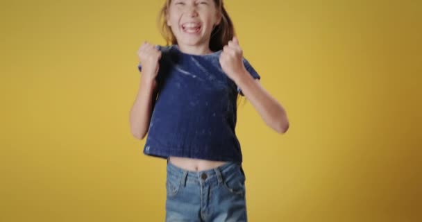 Retrato Menina Caucasiana Feliz Sorrindo Olhando Para Câmera Ruiva Criança — Vídeo de Stock