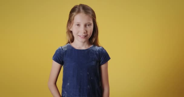 Porträtt Glada Kaukasiska Lilla Flicka Ler Tittar Kameran Redhead Kvinnligt — Stockvideo