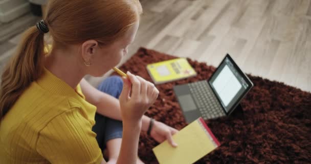 Niña Preocupada Estudiando Dormitorio Jóvenes Ansiosos Casa Pelirroja Estresada Niña — Vídeo de stock