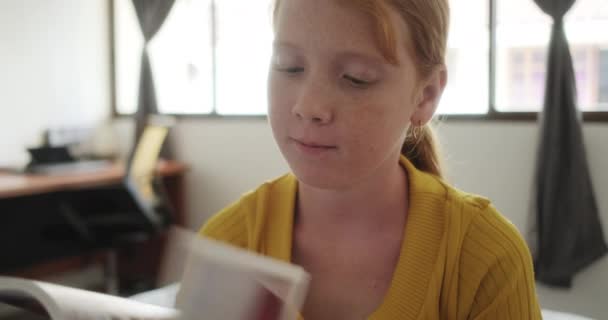 Unatkozó Kislány Hálószobában Aki Könyvlapokat Lapozgatja Magányos Vörös Hajú Női — Stock videók