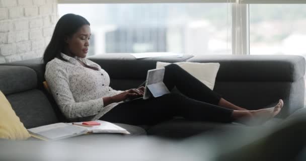 Donna Nera Che Lavora Casa Durante Quarantena Gente Afroamericana Lavoro — Video Stock