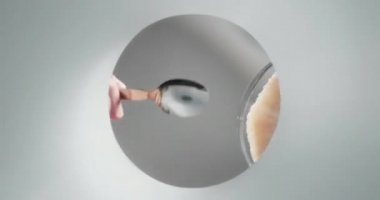 Adam sabah kahvaltısı için kahveye şeker ekliyor. İnsanlar, sağlık, sağlıksız yaşam tarzı ve diyet beslenmesi. Düşük bir bakış açısı, erkek eli kaşık, bardaktan ya da kupadan görülüyor.