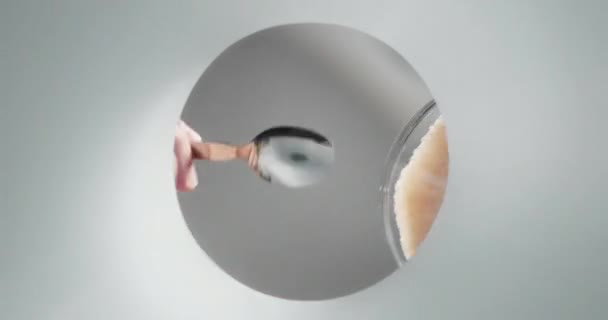 Homme ajoutant du sucre au café pour le petit déjeuner du matin. Les gens, la santé, le mode de vie malsain et l'alimentation. Point de vue très bas, main mâle tenant cuillère vue de l'intérieur tasse ou tasse 