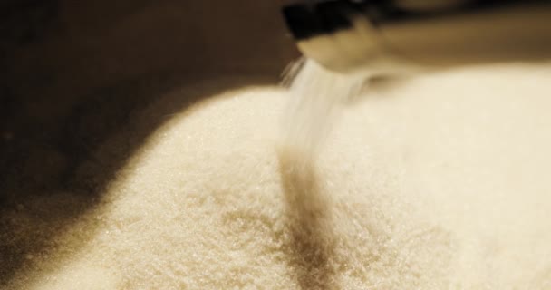 对工业中红糖生产的近距离观察 用甘蔗生产生食的工业精炼厂 自动化工厂加工机的详细说明 — 图库视频影像