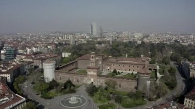 COVID-19 salgını sırasında İtalya, Milan 'da günlük yaşam. Milano, İtalyan şehri ve koronavirüs karantinası. Tarihi binanın havadan görünüşü: Castello Sforzesco gökyüzünde uçan insansız hava aracından görüldü