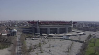 COVID-19 salgını sırasında İtalya, Milan 'da günlük yaşam. Milano, İtalyan şehri ve koronavirüs kilitlenmesi. Stadio San Siro 'nun gökyüzünde uçan insansız hava aracı görüntüsü