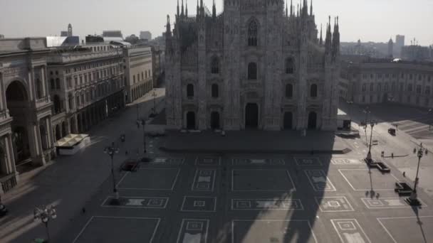 Covid 19パンデミックの間のイタリアのミラノでの日常生活 ミラノ イタリアの都市とコロナウイルスの発生 空を飛ぶドローンから見た大聖堂とドゥオーモ広場の空中ビュー — ストック動画