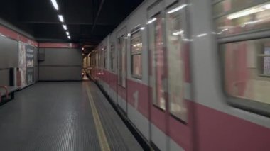 MILAN, ITALY / APRIL 2020: COVID-19 salgını sırasında İtalya, Milan 'da günlük yaşam. Milano, İtalyan şehri ve koronavirüs salgını. Metro istasyonuna giren boş tren.