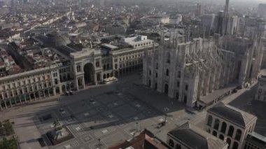 COVID-19 salgını sırasında Milano, İtalya 'da günlük yaşam. Milano, İtalyan şehri ve koronavirüs salgını. Piazza Duomo 'nun hava manzarası. Gökyüzünde uçan insansız hava aracından görülen tarihi anıt ve dini çıkıntı