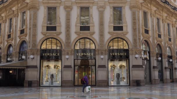 Milan Italien April 2020 Övergiven Galleria Vittorio Emanuele Och Versace — Stockvideo