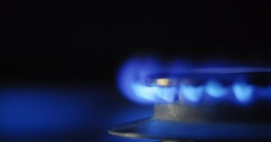 Mutfak sobası, mavi gaz alevi ve yakın çekim görüntüsü. Çevre ve enerji kavramı