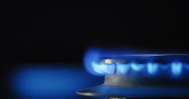 Vue rapprochée de la cuisinière à gaz bleu brûlant. Concept d'environnement et d'énergie. Mouvement lent, espace de copie 