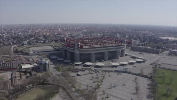 Covid 19の流行の間 イタリアのミラノで空を飛ぶ無人機から見たStadio San Siroの空中ビュー ミラノ イタリアの都市とコロナウイルスの緊急事態 — ストック動画