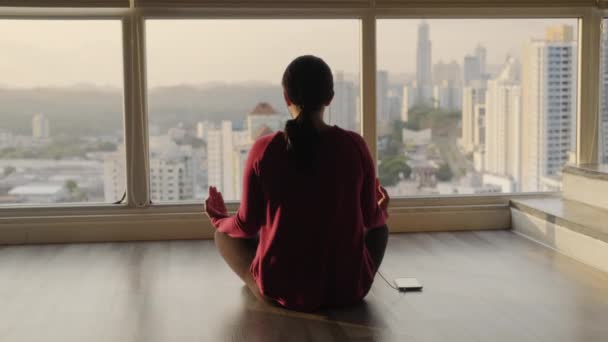 Chica Haciendo Yoga Posición Sentado Suelo Casa Atardecer Mujer Joven — Vídeos de Stock