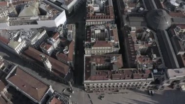 COVID-19 salgını sırasında İtalya, Milan 'da gökyüzünde uçan insansız hava aracından görülen binaların, çatıların ve sokakların havadan görüntüsü. Milano, İtalyan şehri ve koronavirüs acil durumu.