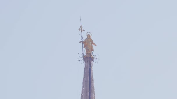 Lente Larga Estatua Virgen María Torre Catedral Del Duomo Milán — Vídeos de Stock