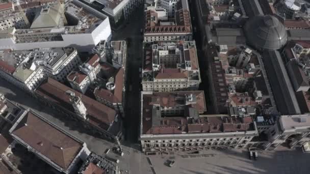 在Covid 19大流行期间 意大利米兰从无人驾驶飞机上俯瞰的建筑物 屋顶和街道的空中景观 意大利米拉诺市和科罗纳维鲁斯市紧急情况 — 图库视频影像