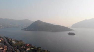 Iseo Gölü üzerinde uçan İHA, Lombardy, İtalya. Monte Isola 'nın havadan görünüşü, gündoğumunda gökyüzünden görünen büyüleyici İtalyan adası.