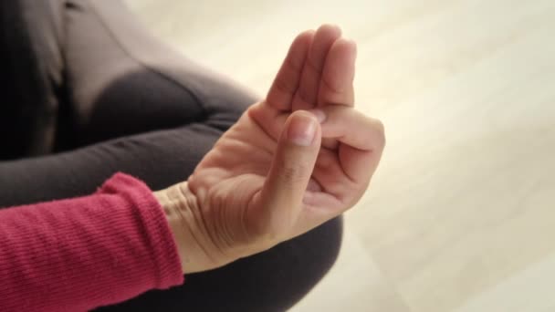 Meisje Doet Yoga Positie Thuis Vrouw Ontspannen Mediteren Met App — Stockvideo