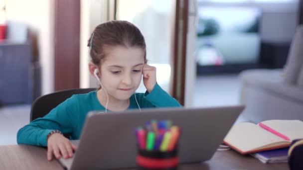 ラップトップPcで勉強する女の子 若い女性学生はコンピュータで学ぶ Covid 19隔離中に学校の宿題とEラーニングをしている忙しい子供 家庭での遠隔教育 — ストック動画