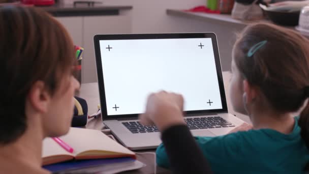 Niña Con Mamá Usando Pantalla Verde Del Ordenador Portátil Madre — Vídeos de Stock