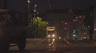 MILAN, ITALY / APRIL 2020: COVID-19 salgını sırasında İtalya 'nın Milano bölgesindeki Navigli bölgesinde boş tramvay. Milano, İtalyan şehri ve koronavirüs karantinası. Toplu taşıma hizmeti