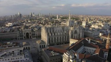 Milan, İtalya 'daki Duomo Meydanı' nın arka planında katedral ve Porta Nuova finans bölgesiyle gökyüzünde uçan insansız hava aracından görüldü. Milano, İtalyan şehri ve şehir manzarası