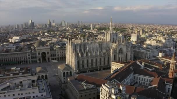 イタリアのミラノにあるドゥオーモ広場の空中ビュー 空を飛ぶドローンから見た背景にある大聖堂とポルタ ヌオーヴァの金融街 ミラノ イタリアの都市と都市景観 — ストック動画