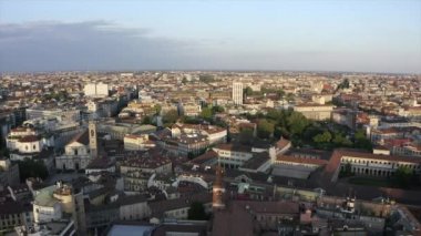 Milano, İtalya Devlet Üniversitesi (Universit Statale), evler, evler ve gökyüzünde uçan insansız hava aracından görünen binalar. Milano, İtalyan şehri ve şehir manzarası