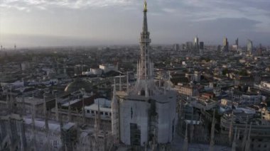 Arkadaki Milan, İtalya ve Porta Nuova 'daki Duomo katedralinin hava manzarası gökyüzünde uçan insansız hava aracından görülüyor. Milano, İtalyan şehri ve şehir manzarası