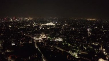 İtalya 'nın başkenti Milan' ın havadan görünüşü Duomo katedrali ve Porta Nuova gökdelenleri gece gökyüzünde uçan insansız hava aracından görüldü. Milano 'da binaları ve caddeleri olan İtalyan şehir manzarası