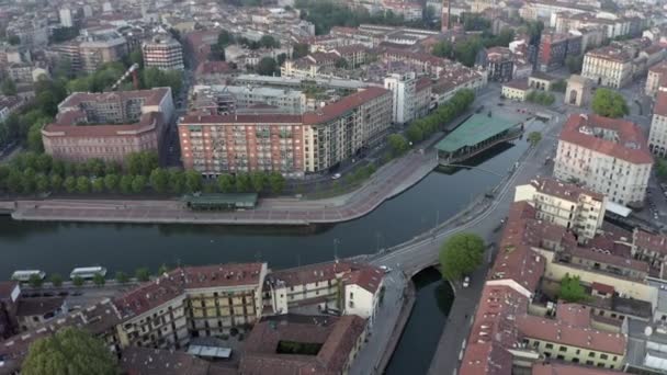 意大利米兰Navigli地区的空中景观 与Naviglio Grande和Darsena从无人驾驶飞机在天空中飞行中看到的水渠 意大利城市和城市景观与建筑物 — 图库视频影像