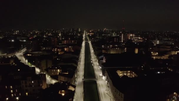 意大利米兰空旷的Navigli区的空中景观 与Naviglio Grande水渠一起从夜间的无人驾驶飞机在天空中飞行时的冠冕病毒 意大利城市和城市景观与灯光 — 图库视频影像