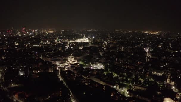 ミラノのダウンタウンの空中景色 イタリアのドゥオーモ大聖堂とポルタ ヌオーヴァの高層ビルは 夜に空を飛ぶ無人機から見られます 建物や通りとミラノのイタリアの都市風景 — ストック動画