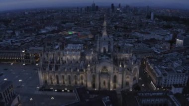 İtalya 'nın başkenti Milan' ın havadan görünüşü Duomo katedrali ve Porta Nuova gökyüzünde gece uçarken görülen gökyüzü silueti. Milano 'daki İtalyan şehir manzarası.